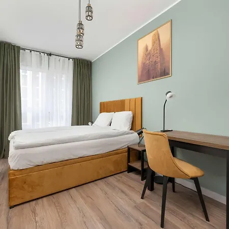 Stylish For 6 With Balcony Near The Main Square By Renters Апартаменты