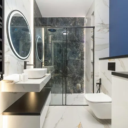 Stylish For 6 With Balcony Near The Main Square By Renters Апартаменты *