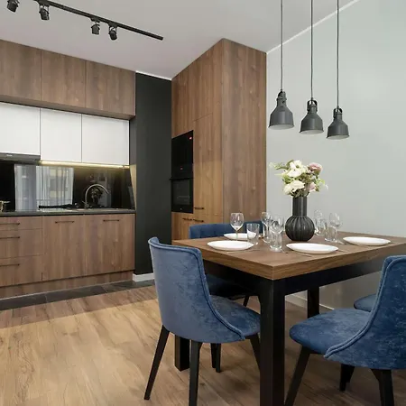 Stylish For 6 With Balcony Near The Main Square By Renters Апартаменты *