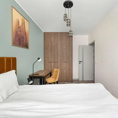 Stylish For 6 With Balcony Near The Main Square By Renters Appartement
