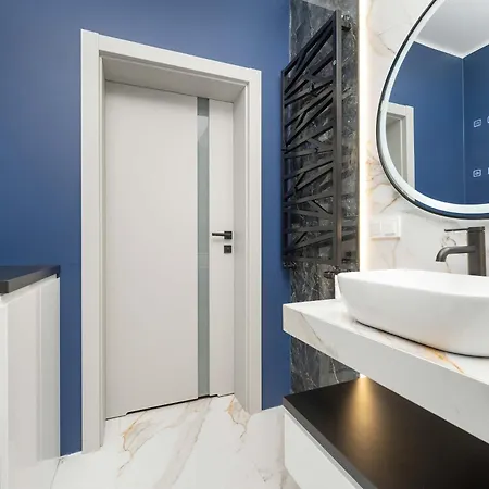 Stylish For 6 With Balcony Near The Main Square By Renters Appartement