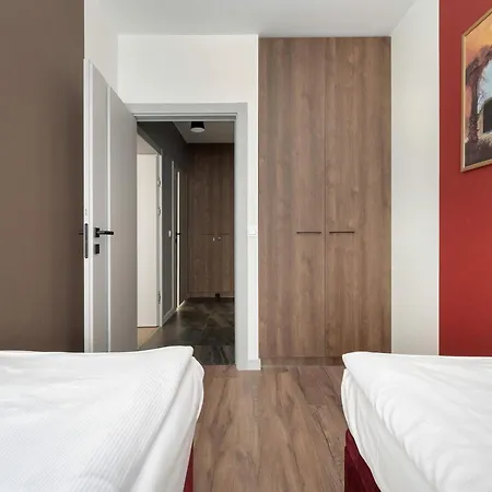 Stylish For 6 With Balcony Near The Main Square By Renters Appartement *