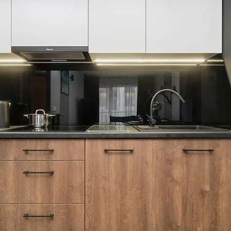 Stylish For 6 With Balcony Near The Main Square By Renters Appartement *